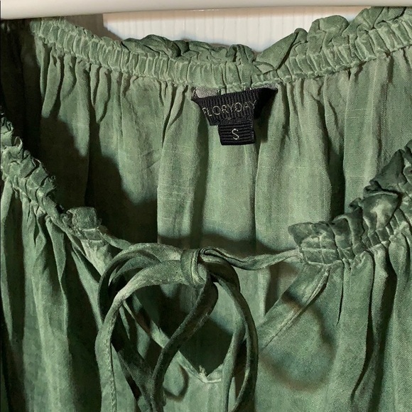 Green Lace v neck Top w Tie - Picture 4 of 4